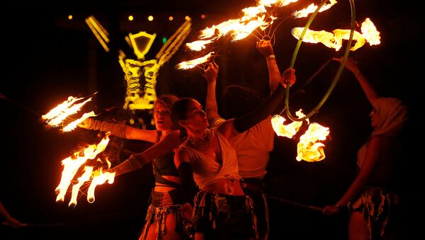 مشاركون في مهرجان الرجل المحترق يقدمون عرضا مع النيران - سبوتنيك عربي