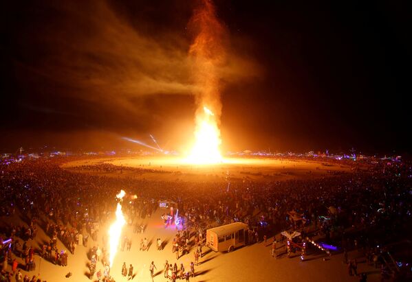 دمية الرجل المحترق تلتهمها النيران أمام جمهور من 70 ألف شخص حضر من جميع أنحاء العالم - سبوتنيك عربي