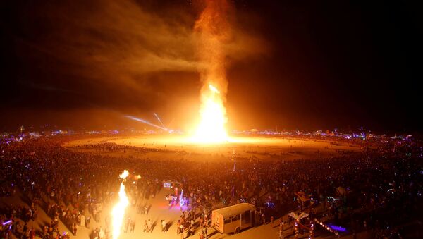دمية الرجل المحترق تلتهمها النيران أمام جمهور من 70 ألف شخص حضر من جميع أنحاء العالم  - سبوتنيك عربي