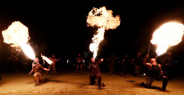 مشاركون في مهرجان الرجل المحترق في أمريكا - سبوتنيك عربي
