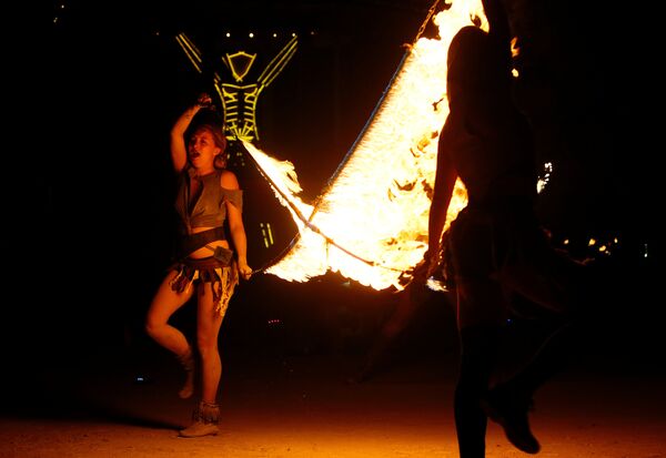 مشاركون في مهرجان الرجل المحترق في أمريكا - سبوتنيك عربي
