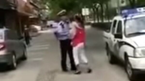 شرطة شنغهاي تتهجم على امرأة وطفلتها - سبوتنيك عربي