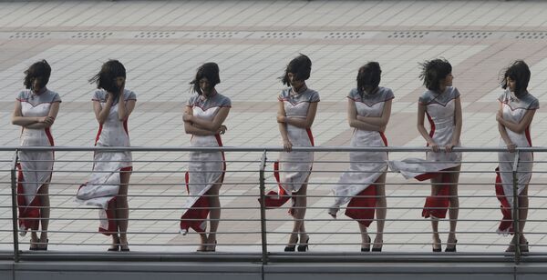 فتيات فريق الاستقبال والتشجيع في سباق الجائزة الكبرى لـ فورمولا-1  في شانغهاي، الصين، 14 ابريل/ نيسان 2013 - سبوتنيك عربي