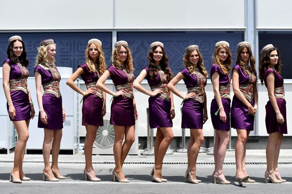 فتيات فريق الاستقبال والتشجيع في سباق الجائزة الكبرى لـ فورمولا-1 في باكو، أذربيجان 19 يونيو/ حزيران 2016 - سبوتنيك عربي