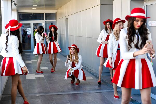 فتيات فريق الاستقبال والتشجيع في سباق الجائزة الكبرى لـ فورمولا-1 في روسيا - سبوتنيك عربي
