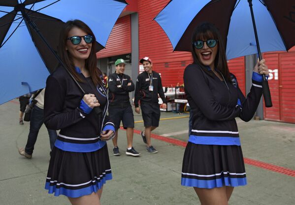 فتيات فريق الاستقبال والتشجيع في سباق الجائزة الكبرى لـ فورمولا-1 في سانتياغو ديل استرو، الأرجنتين، 9 أبريل/ نيسان 2017 - سبوتنيك عربي