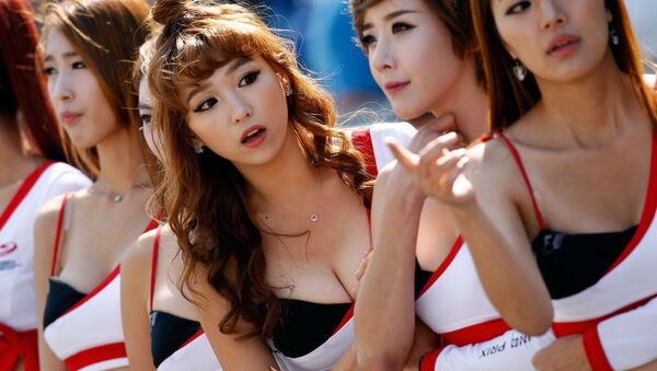 فتيات فريق الاستقبال والتشجيع في سباق الجائزة الكبرى لـ فورمولا-1 في ياونغم، كوريا الجنوبية، 16 أكتوبر/ تشرين الأول 2011 - سبوتنيك عربي