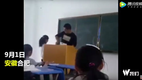 المدرس يضرب التلاميذ في الصين - سبوتنيك عربي