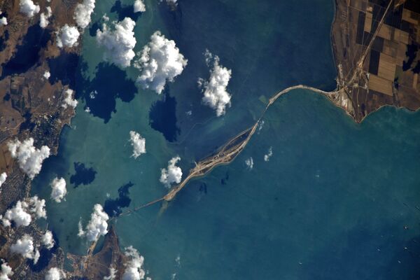 صور من الفضاء لبناء جسر القرم (كيرتشينسك) - سبوتنيك عربي