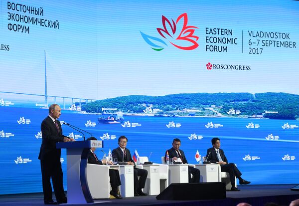 الرئيس الروسي فلاديمير بوتين خلال إلقاء كلمة خلال الجلسة الثالثة لمنتدى الشرق الأقصى الاقتصادي في فلاديفوستوك، سبتمبر/ أيلول 2017 - سبوتنيك عربي