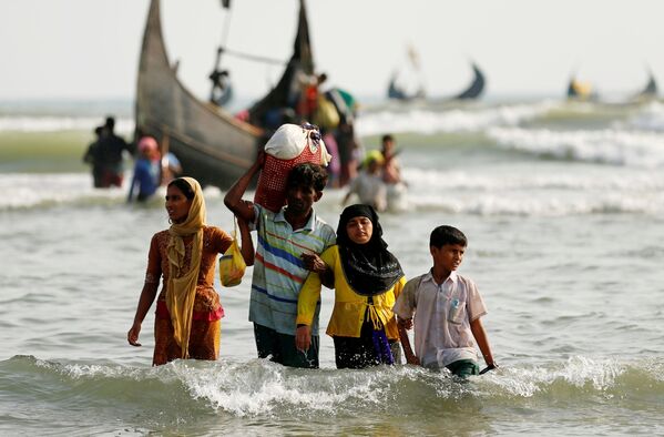 خروج لاجئو الروهينغا إلى الشاطئ بعد عبورهم حدود بنغلادش-ميانمار عبر خليج البنغال، بنغلادش 5 سبتمبر/ أيلول 2017 - سبوتنيك عربي