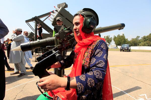 امرأة تحمل السلاح خلال الاحتفال بمناسبة ذكرى يوم الدفاع، أو ذكرى اليوم الباكستاني، في القاعدة الجوية نور خان في إسلام أباد، باكستان 6 سبتمبر/ أيلول 2017 - سبوتنيك عربي
