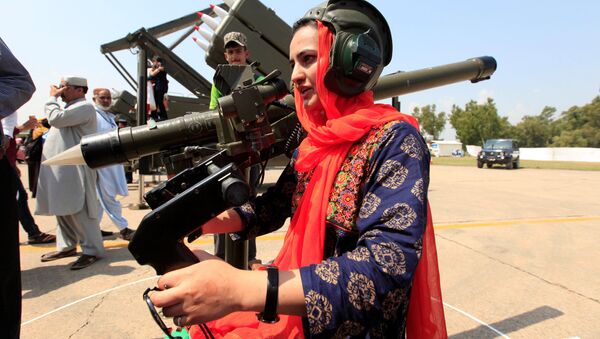 امرأة تحمل السلاح خلال الاحتفال بمناسبة ذكرى يوم الدفاع، أو ذكرى اليوم الباكستاني، في القاعدة الجوية نور خان في إسلام أباد، باكستان 6 سبتمبر/ أيلول 2017 - سبوتنيك عربي