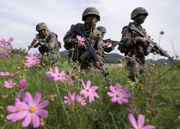 مناورات عسكرية للجنود الكوريين الجنوبيين على جزيرة باينغنيونغ بالقرب من الحدود مع جراتها كوريا الشمالية، 7 سبتمبر/ أيلول 2017 - سبوتنيك عربي