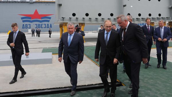 الرئيس الروسي خلال زيارة  مجمع زفيزدا (النجمة) لبناء السفن - سبوتنيك عربي