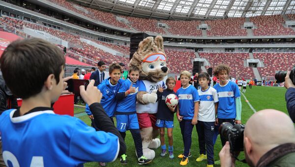 تميمة كأس العالم 2018 زابيفاكا مع عدد من الأطفال - سبوتنيك عربي
