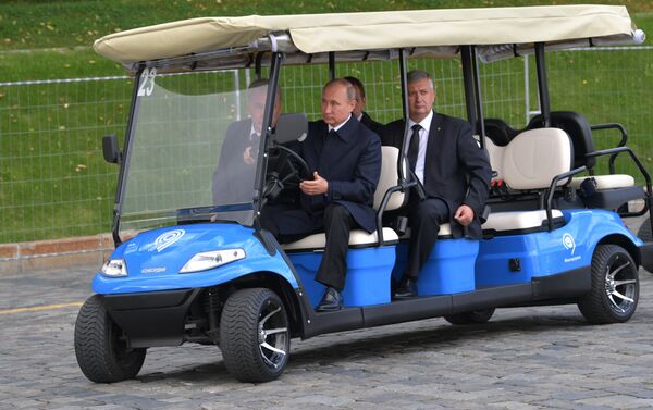 الرئيس الروسي فلاديمير بوتين خلال إفتتاحه لحديقة زارياديه - سبوتنيك عربي