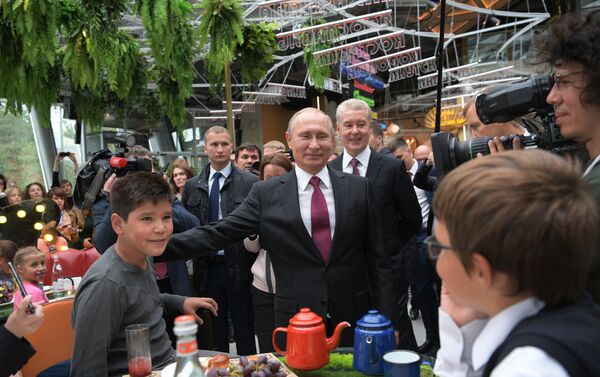 الرئيس الروسي فلاديمير بوتين يلتقي عدد من الحضور في حديقة زارياديه - سبوتنيك عربي