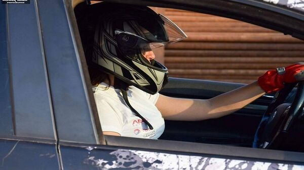 ياسمين سامي أثناء قيادة السيارة - سبوتنيك عربي