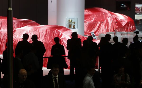 الزوار ينتظرون عرض فيراري في معرض السيارات الدولي في فرانكفورت، ألمانيا - سبوتنيك عربي