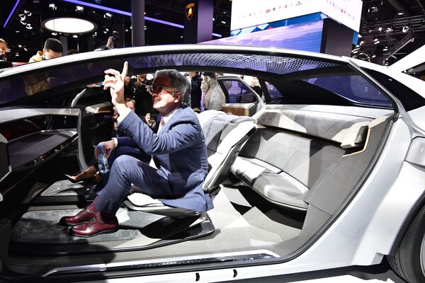رئيس مجلس إدارة شركة أودي أغ روبرت ستادلر،يجلس في سيارة من نوع أودي أيكون في المعرض الدولي للسيارات في فرانكفورت، ألمانيا - سبوتنيك عربي