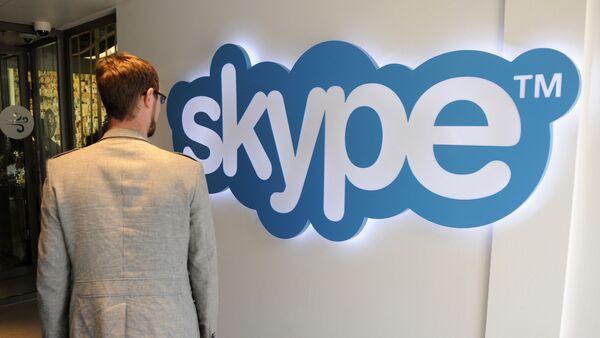 Человек рядом с логотипом Skype в штаб-квартире компании в Люксембурге - سبوتنيك عربي