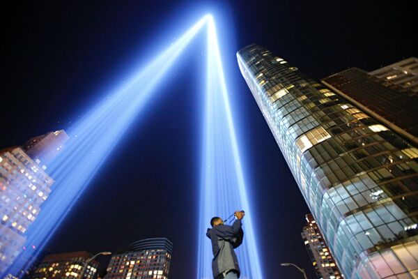 رجل يأخذ صورة في مدينة نيويورك في 10 سبتمبر 2017، عشية الذكرى الـ 16 لهجمات 11 سبتمبر/أيلول الإرهابية. - سبوتنيك عربي