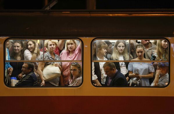 ركاب داخل الترام في كييف، أوكرانيا، في 11 سبتمبر/أيلول 2017. - سبوتنيك عربي