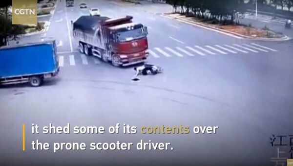 سائق سكوتر ينجو بأعجوبة بعد اصطدامه بسيارتين عالتوالي (فيديو) - سبوتنيك عربي