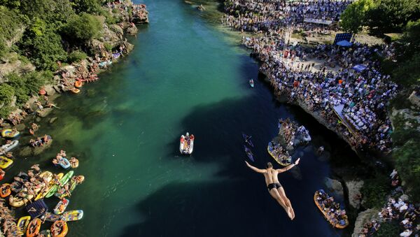 مسابقة سنوية تقليدية للقفز في الماء من جسر قديم بإحدى مدن البوسنة و الهرسك - سبوتنيك عربي