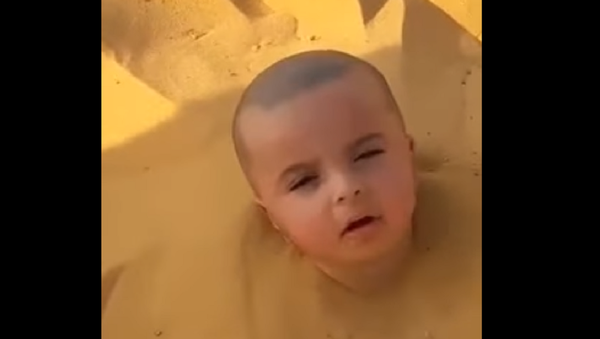 فيديو دفن رضيع في الرمال من قبل والده يثير ضجة على السوشال ميديا - سبوتنيك عربي