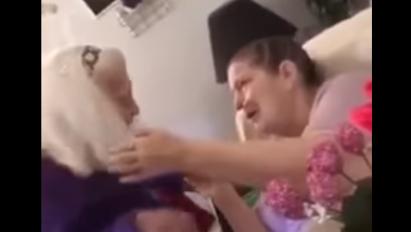 عجوز تزور ابنتها المريضة ذات الـ76 سنة - سبوتنيك عربي