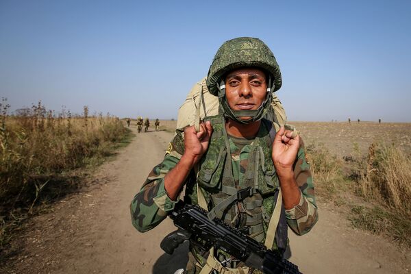 أحد أفراد قوات الجيش المصري خلال مناورات حماة الصداقة-2017 في إقليم كراسنودار - سبوتنيك عربي