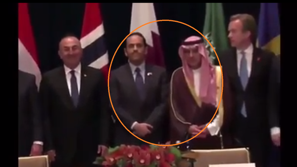 وزير الخارجية القطري يتعرض لموقف محرج من نظيره السعودي - سبوتنيك عربي