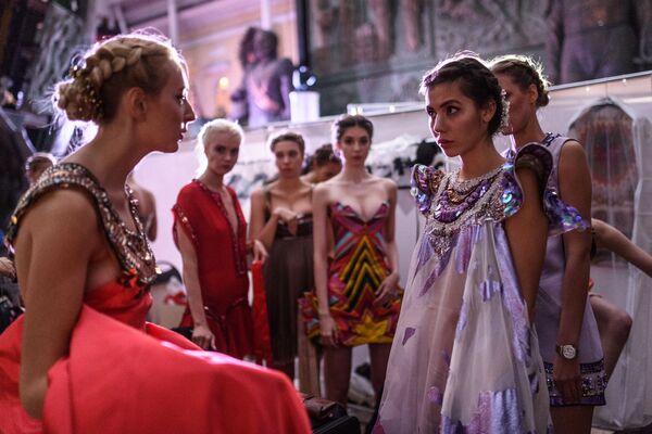 عارضات أزياء قبل بدء العرض في إطار فعاليات مهرجان الإثنو-الثقافي - 2017 (إتنو آرت فيست - 2017) في موسكو - سبوتنيك عربي