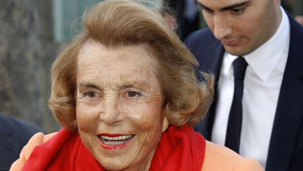 Liliane Bettencourt (L), heiress to the L'Oreal fortune leaves with Jean-Victor Meyers, her grandson, the L'Oreal-UNESCO prize for women in Paris, France, March 29, 2012. - سبوتنيك عربي