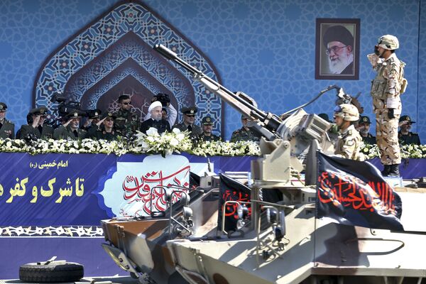 الرئيس الإيرانى حسن روحاني يراقب العرض العسكري بمناسبة الذكرى الـ 37 للحرب بين إيران والعراق في طهران - سبوتنيك عربي