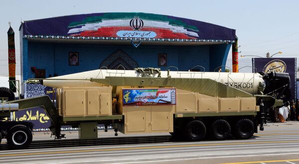 الصواريخ البالستية الإيرانية الجديدة خرمشهر في العرض العسكري في طهران - سبوتنيك عربي