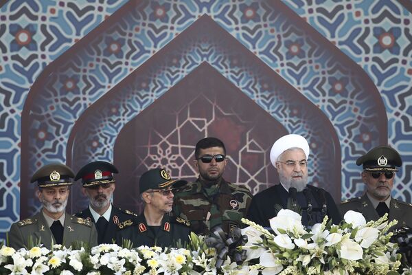 الرئيس الإيراني حسن روحانى يلقي كلمة في العرض العسكري بمناسبة الذكرى الـ 37 للحرب بين إيران والعراق في طهران - سبوتنيك عربي