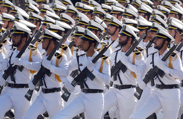 الجنود الإيرانيون في العرض العسكري في طهران - سبوتنيك عربي