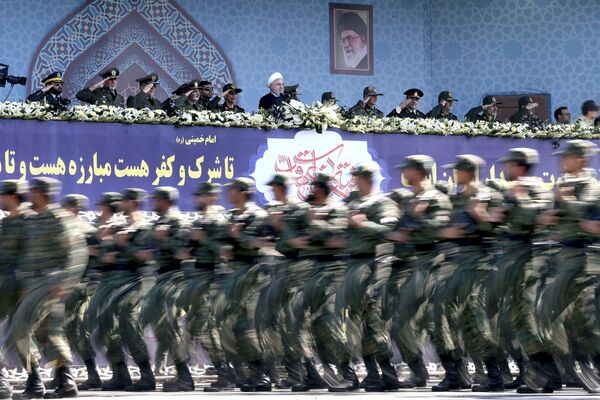 المشاركون في العرض العسكري بمناسبة الذكرى الـ 37 للحرب بين إيران والعراق في طهران - سبوتنيك عربي