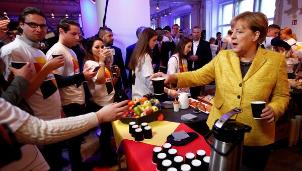 أنجيلا ميركل تقدم القهوة خلال الحملة الانتخابية - سبوتنيك عربي