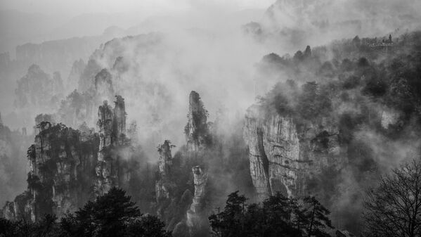 ضباب جبل تيانزي للمصور هونغوي لي، الذي دخل في نهائيات مسابقة مصور الطقس لعام 2017 - سبوتنيك عربي