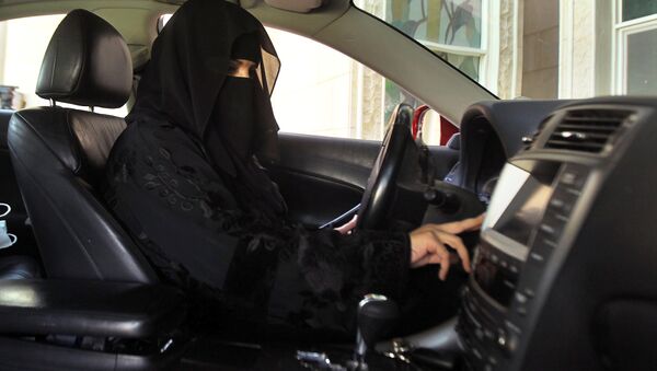 المرأة السعودية تقود السيارة - سبوتنيك عربي