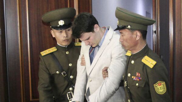 الطالب الأمريكي أوتو بصحبة جنود في كوريا الشمالية - سبوتنيك عربي