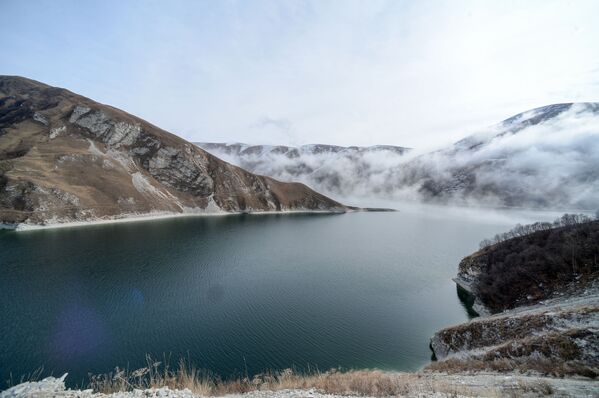 بحيرة كزينويام على حدود منطقة فيدينو (بوطليخ) الشيشانية. وهي أكبر وأعمق بحيرة في شمال القوقاز - سبوتنيك عربي
