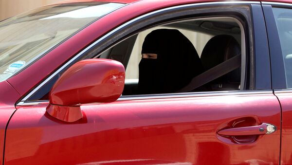 امرأة تقود السيارة في الرياض - سبوتنيك عربي