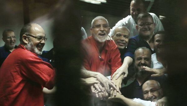 مرشد الإخوان المسلمين وأعضاء ممن الجماعة في السجن - سبوتنيك عربي