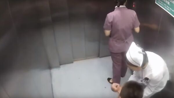 امرأة صينية تلد في المصعد - سبوتنيك عربي