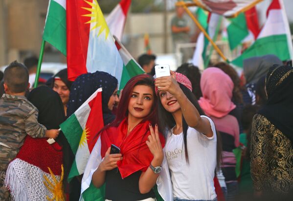 فتيات كرديات خلال التصويت في استفتاء إقليك كردستان، العراق 25 سبتمبر/ أيلول 2017 - سبوتنيك عربي